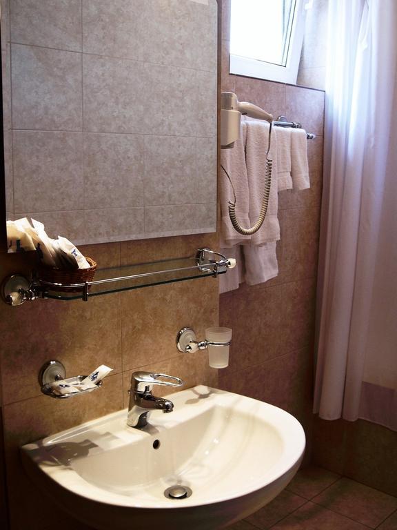 Hotel Piccolo Mondo Букурещ Стая снимка