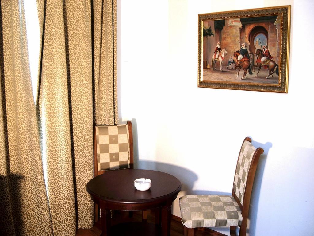 Hotel Piccolo Mondo Букурещ Стая снимка