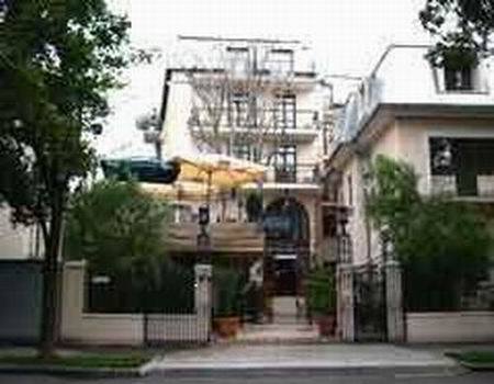 Hotel Piccolo Mondo Букурещ Екстериор снимка